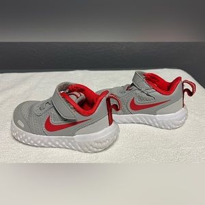 NIKE Toddler Revolution size 4C